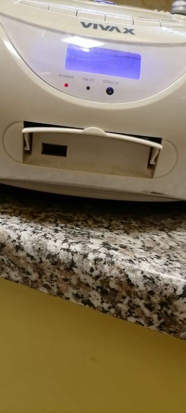 Pojačala i prijemnici: Radio veći VIVAX sa ispravnim CD i USB
Lep Radio
 Mirjevo — 4