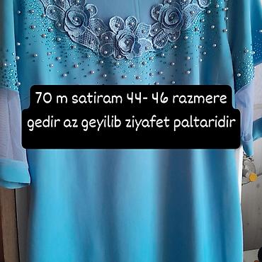 Mavi rəngli ziyafət paltarı. Üst hissədə incə krujeva və mirvari/daş