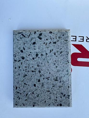 Digər divar panelləri: Kvars kompozit (engineered stone) səthlər – açıq bej-boz tonlarda — 21