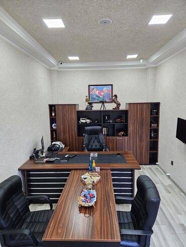 Ofis oturacaqları: Ofis mebeli teze veziyyetde hec bir yerinde ciziq xarab olan detal