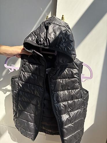 xez jiletler: Qara kapüşonlu yüngül jilet - Model: quilted/puf jilet, kapüşonlu - — 1