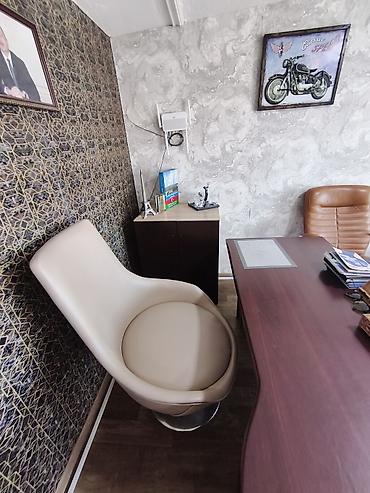 islenmis kreslo: Böyük ofis masası, 3 Kreslo ilə Bir TV altlığı ( gəmi satılmır) 1 — 3