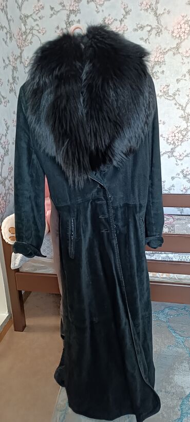 Пальто: Продам пальто замшевое, воротник соболь !размер 44-50 чёрного цвета !