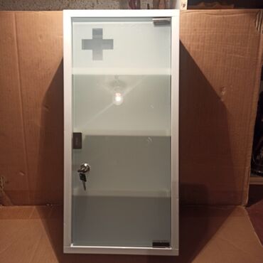 Oprema i sredstva za zaštitu: Izuzetno očuvan metalni ormarić za prvu pomoć sa dva ključa i — 2