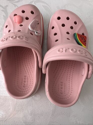 купить очки для зрения с накладками: Детские сабо Crocs розового цвета с классическим дизайном. Модель