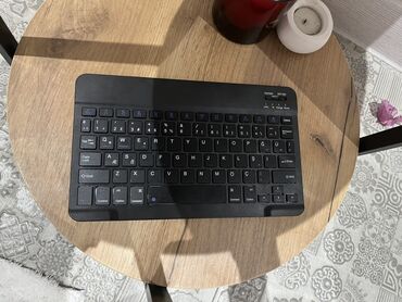 Клавиатуры: Portativ qara rəngli simsiz klaviatura Bluetooth bağlantısı ilə