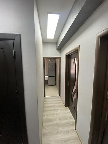 qonaq otagi üçün cilciraqlar: Geniş və işıqlı zal – müasir dizaynla - Böyük L formalı yumşaq divan — 6