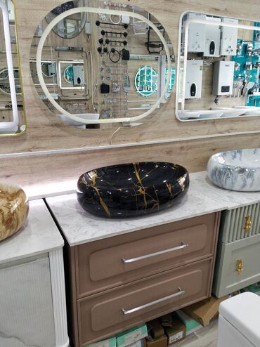 тюльпан: Bu oval formalı qara rəngli, qızılı naxışlı lavabo, müasir vanna