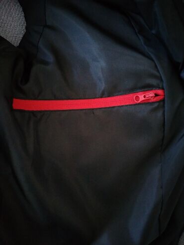 Prsluci: Muški pufnast prsluk bez rukava, crne boje. Detalji: - Visoki kragn i — 7