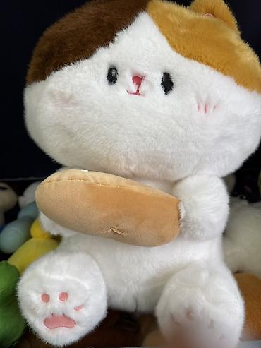 Игрушки: Мягкие игрушки — набор Описание: - Плюшевый котик-бродячка с багетом — 1