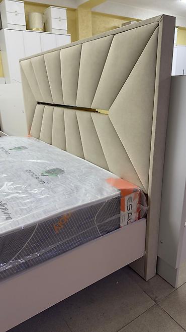 Двуспальные кровати: Двухспальная кровать с мягкой изголовьем. Основание железный каркас. В — 9