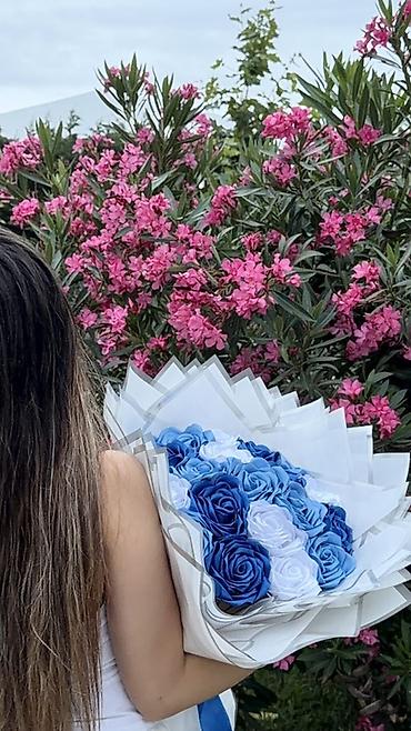 qizil güller: Mavi çalarların harmoniyasında gül buketi - Tərkib: tünd mavi, mavi — 4