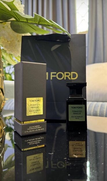 Tom Ford Tobacco Vanille ətiri, tünd qəhvəyi qutusu və şüşəsi ilə