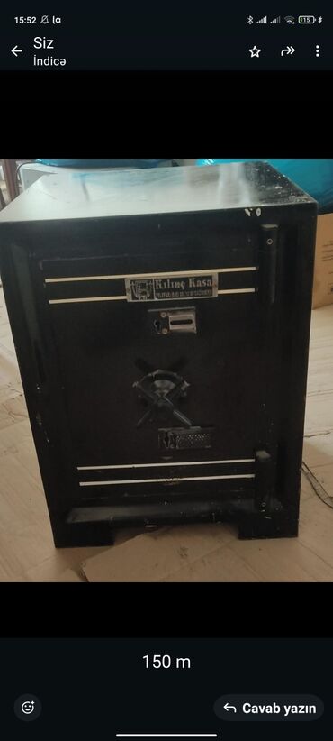 Metal axtaran aparatlar: Müstəqil istifadə üçün nəzərdə tutulmuş qara metal seyf. Əsas qapıdakı