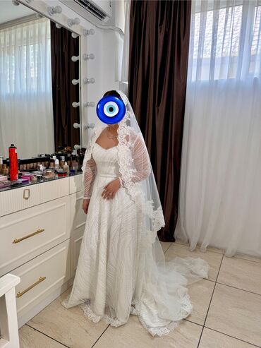 Toy paltarları: Zərif krujeva detalları və uzun ətəyi olan, ağ rəngli gəlinlik — 4