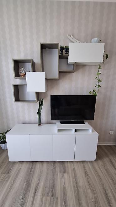 stend: Şkaf və TV stendi dəsti - Minimalist dizaynlı, ağ rəngli aşağı TV — 1