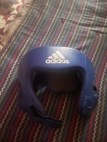 тренажер для лечения грыжи позвоночника: Синий боксерский шлем Adidas с белым логотипом бренда на лбу