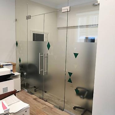 Перегородки на заказ: На заказ Цельностеклянная перегородка, Для офиса, Бронированное стекло, Бесплатный замер, Бесплатная доставка, Бесплатная установка — 13