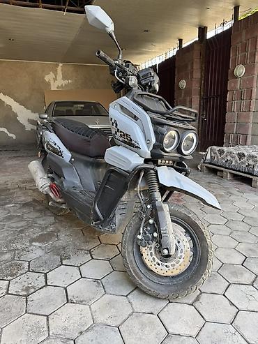 Скутеры: Скутер Bennali 125 (наклейки 125 на облицовке). Городской/туринговый — 4