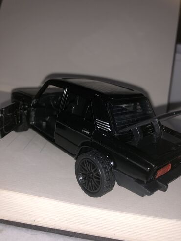 модель: Miniatur LADA qara rəngdə.
Uzunluğu 12 sm, hündürlüyü 4 sm, eni 4.5 sm