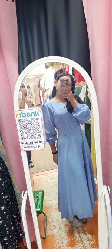 вечернее платье синее: Нарядное длинное платье небесно‑голубого цвета. - Силуэт: приталенный