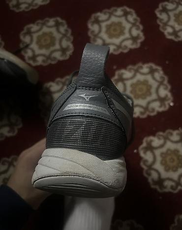 валиболный красовка: Мужские кроссовки, 39.5, Mizuno, Б/у, цвет - Серый — 2