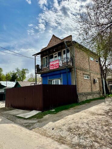 купить участок под бизнес в бишкеке: Продаю 2 этажное коммерческое помещение с подвалом на первой линии с