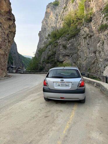 Kia: Kia Rio hatchback - Kuzov: 5 qapılı hatchback, gümüşü rəng - Mühərrik — 7