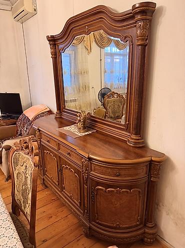 perde karnizleri: Klassik üslublu qonaq otağı mebel dəsti Tərkib: - Şüşəli böyük vitrin — 5
