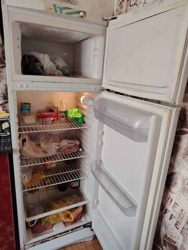 xokey üçün: Б/у 2 двери Indesit Холодильник Продажа, цвет - Белый, С колесиками