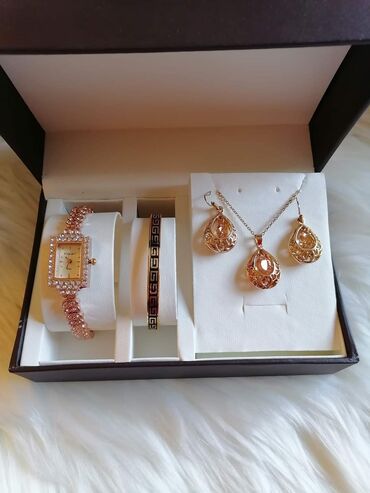 Setovi nakita: Cena 2100din
Bez kutije ide — 16
