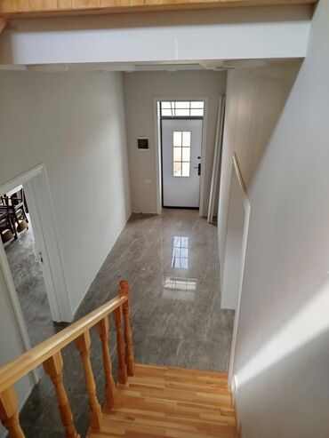 Həyət evləri və villaların satışı: İki mərtəbəli fərdi yaşayış evi - Memarlıq: Sarı fasadlı, simmetrik — 9