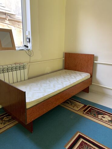 двухъярусная кровать и письменный стол: Односпальная Кровать, Б/у