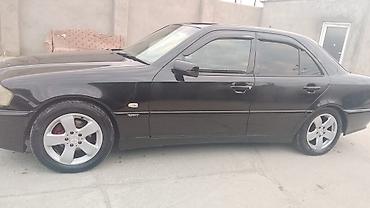 e class mercedes: Mercedes-Benz sedan, qara rəng. Avtomatik transmissiya, çoxfunksiyalı — 8