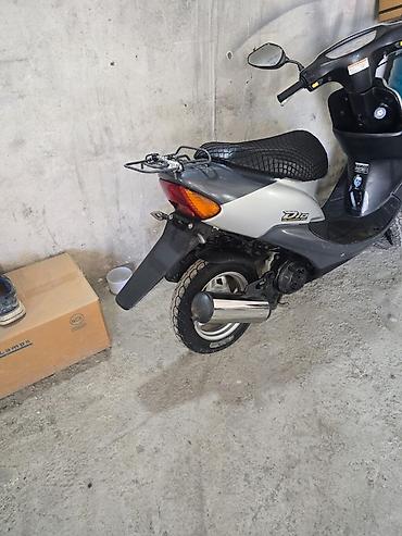 minus disk: Honda Dio skuter. Gümüşü və tünd boz rəng kombinasiyasında, kompakt — 2