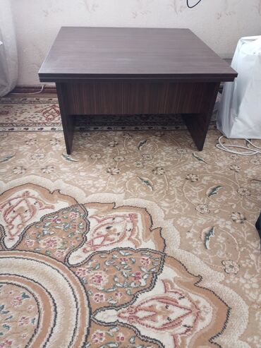 first class kofe: Ağac teksturalı, tünd qəhvəyi rəngdə zurnalıhem jyrnslnl çay/qəhvə