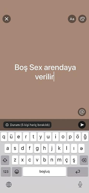sarayda elanlar: Elan mətni ekrandadır: “Boş sex arendaya verilir”. Qeyd: - Mətn — 1