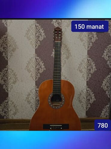 аксессуары для акустической гитары: Akustik gitara musiqi aləti olaraq təqdim olunur. Qəhvəyi ağac