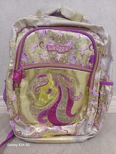 Oyuncaqlar: Smiggle firmasinin,qizil rengde qiz mekteb çantasi
