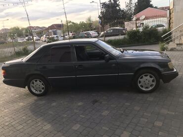 215 75 16 c: Mercedes-Benz E 250: 2.5 l | 1993 il Sedan