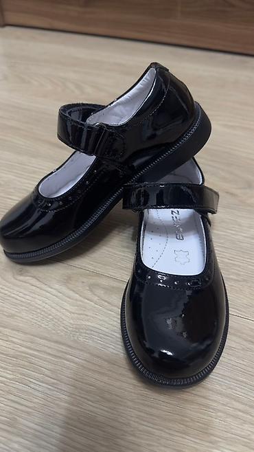Детская обувь: Детские туфли Мэри Джейн черного цвета, выполненные из лакированной — 5