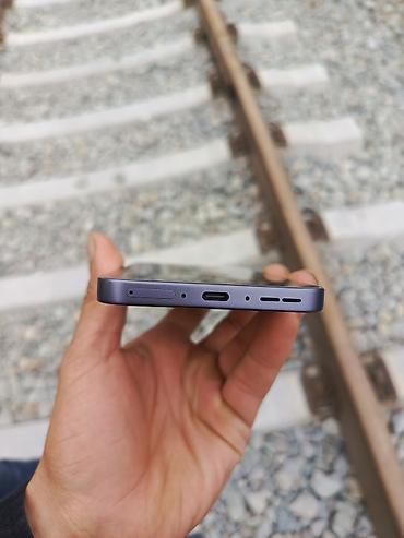 dinamik ev: Smartfon – tam ekranlı, ön kameraya görə mərkəzdə deşikli displey - — 3