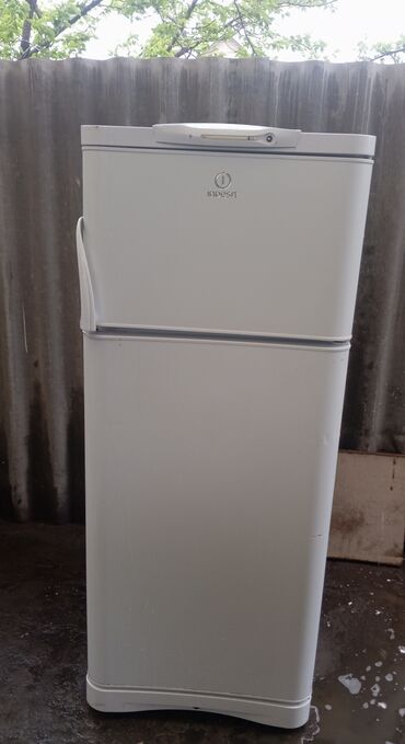 холодильник недорого: Холодильник Indesit, Б/у, Двухкамерный, De frost (капельный), 60 * 146 * 59