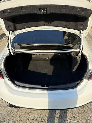 Chevrolet: Chevrolet Malibu – ağ rəngli, sedan kuzov. Xüsusiyyətlər: - — 8