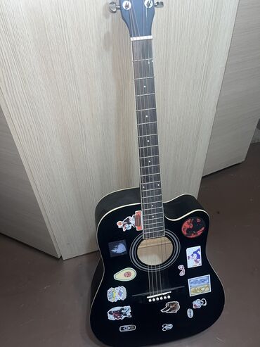 гитара маленький: Продаю гитару, для начинающих само то, гитара не имеет бренда, брал у