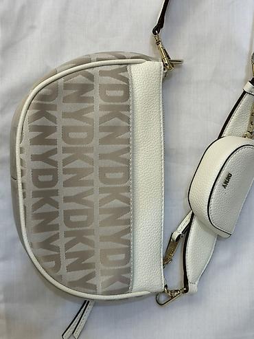 yeni çantalar: DKNY çiyin çantası – krem/ağ rəng palitrasında, qızılı detallarla. - — 2