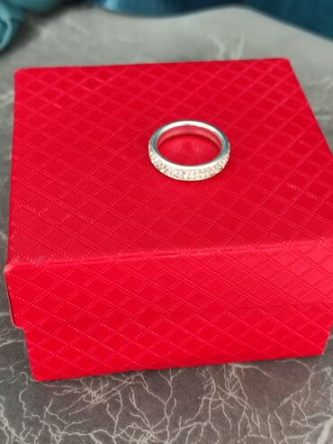 серебряные четки: Серебряное кольцо для девушек размер 19 новое с белыми камушками