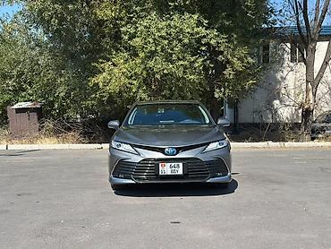 byd han: Toyota Camry: 2021 г., 2.5 л, Автомат, Гибрид, Седан — 2