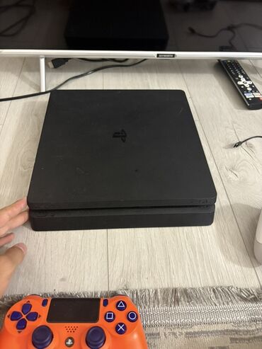 купить игровой руль дешево: Игровая консоль Sony PlayStation 4 Slim в черном цвете, предлагающая