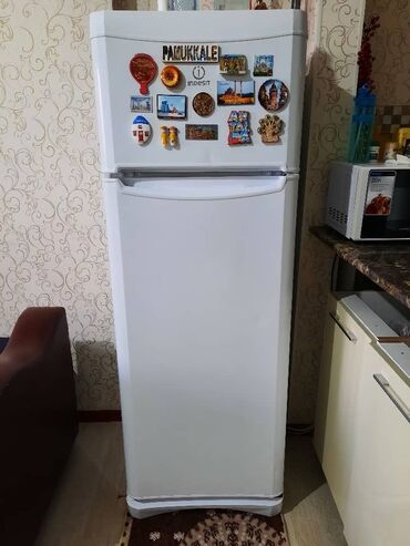 обмен на дачу: Холодильник Indesit, двухкамерный, классический белый цвет. - Верхняя